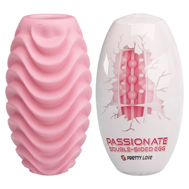 Uovo da masturbazione rosa in mano, mostra flessibilità e texture.