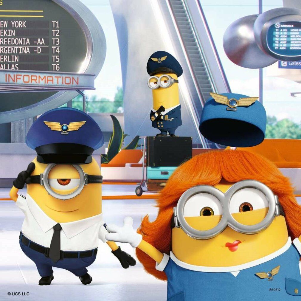 Minions in aeroporto. Personaggi gialli in uniformi da pilota e hostess. Sfondo: tabellone informativo e aereo.