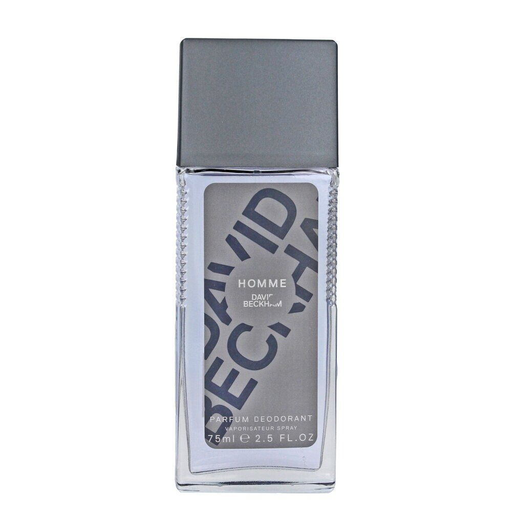Spray deodorante David Beckham Homme. Flacone rettangolare con tappo grigio ed etichetta. Testo: HOMME, DAVID BECKHAM, Parfum Deodorant.