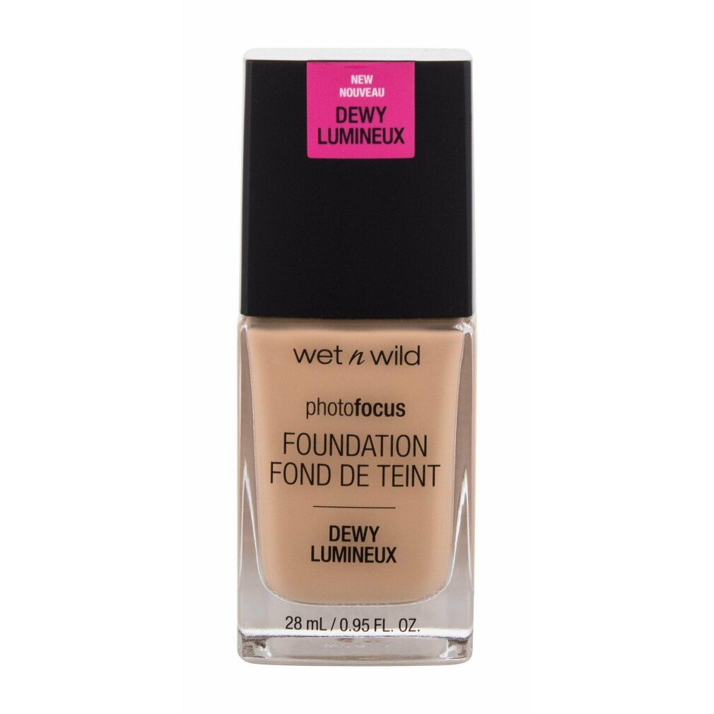 Fondotinta liquido in flacone di vetro con tappo nero. Scritta: Wet n Wild, Photo Focus, Foundation, Fond de Teint, Dewy, Lumineux. Con adesivo rosa: NEW.