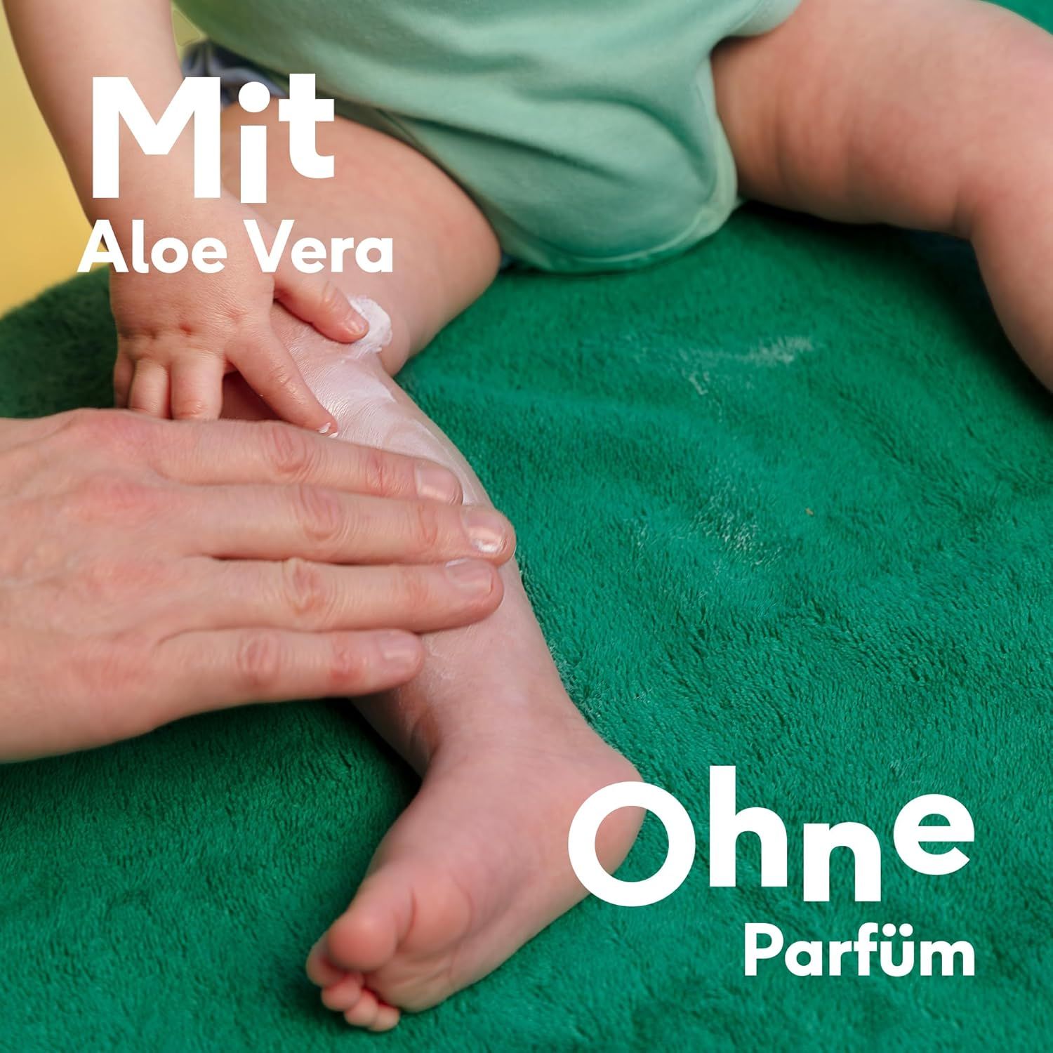 Piede di bambino con crema. Testo: Con aloe vera, senza profumo.