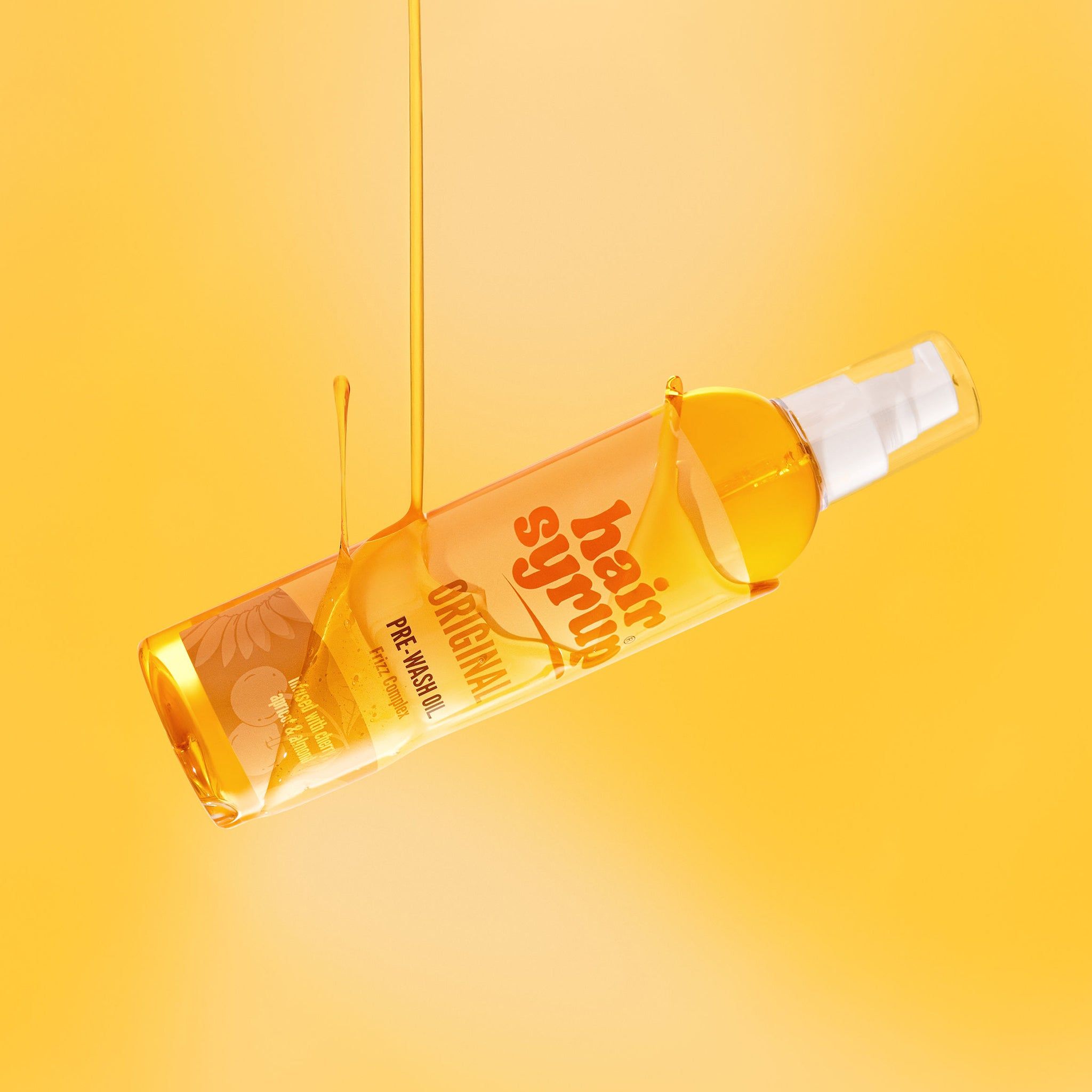 Bottiglia di Hair Syrup The Original con liquido che fuoriesce. Sfondo giallo.