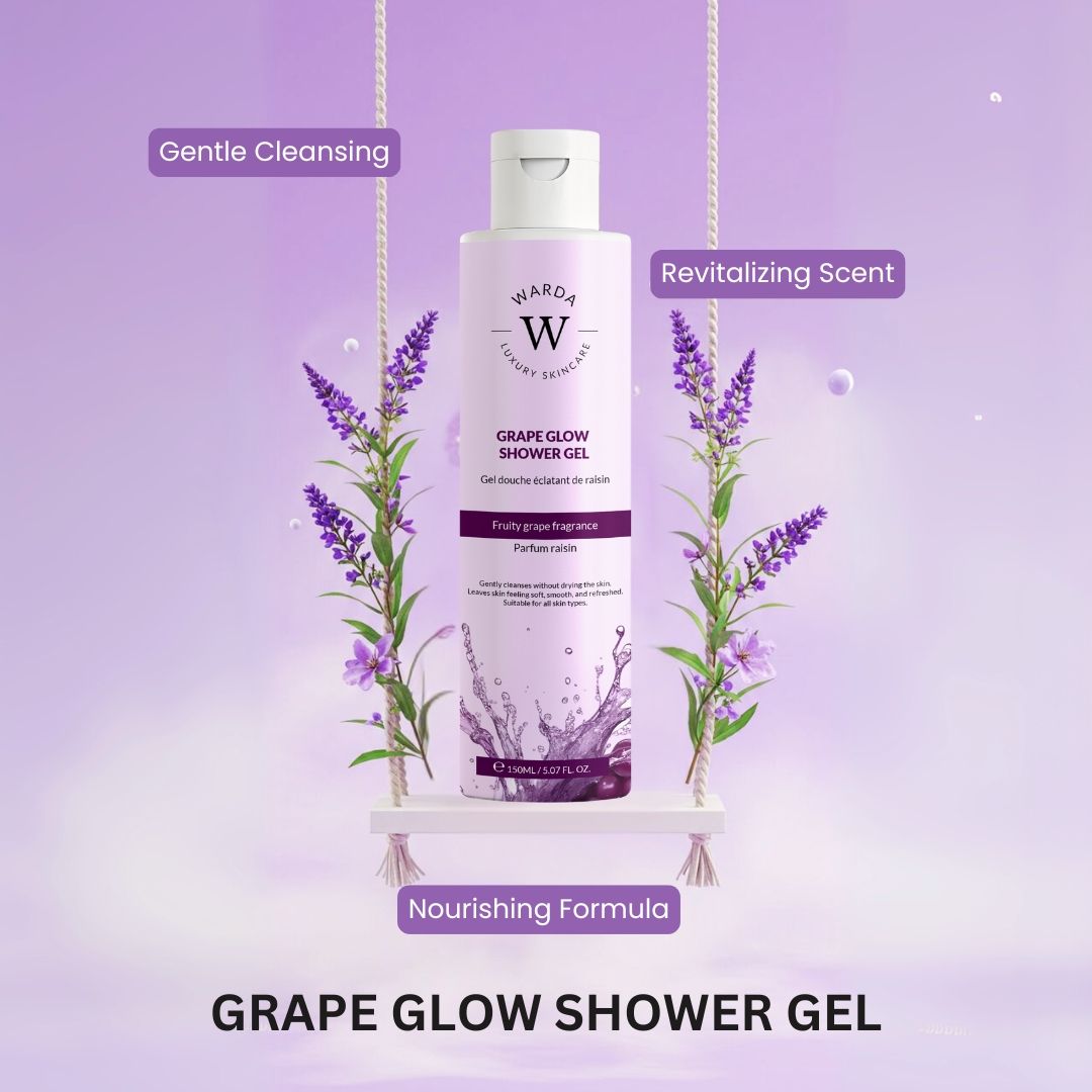 Flacone di gel doccia Warda Luxury Skincare. Etichetta lilla con nome e logo del prodotto. Sospeso con fiori.