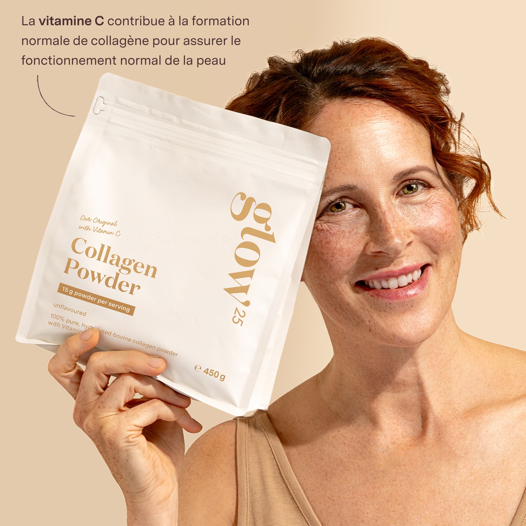 Donna tiene Glow25 Collagen Powder. Confezione bianca, scritta dorata. 450g.