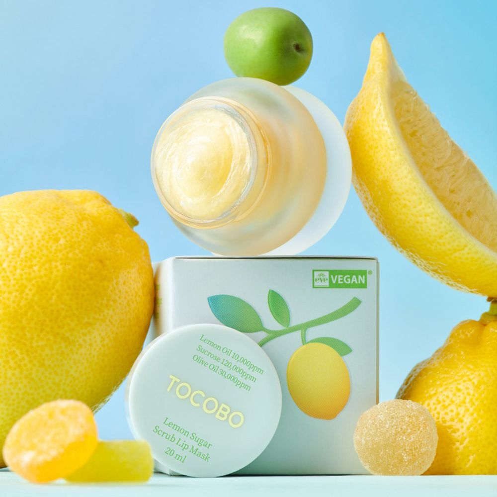 Prodotto con confezione, limoni e caramelle. Scritta: TOCOBO, Lemon Sugar Scrub Lip Mask, Vegan.