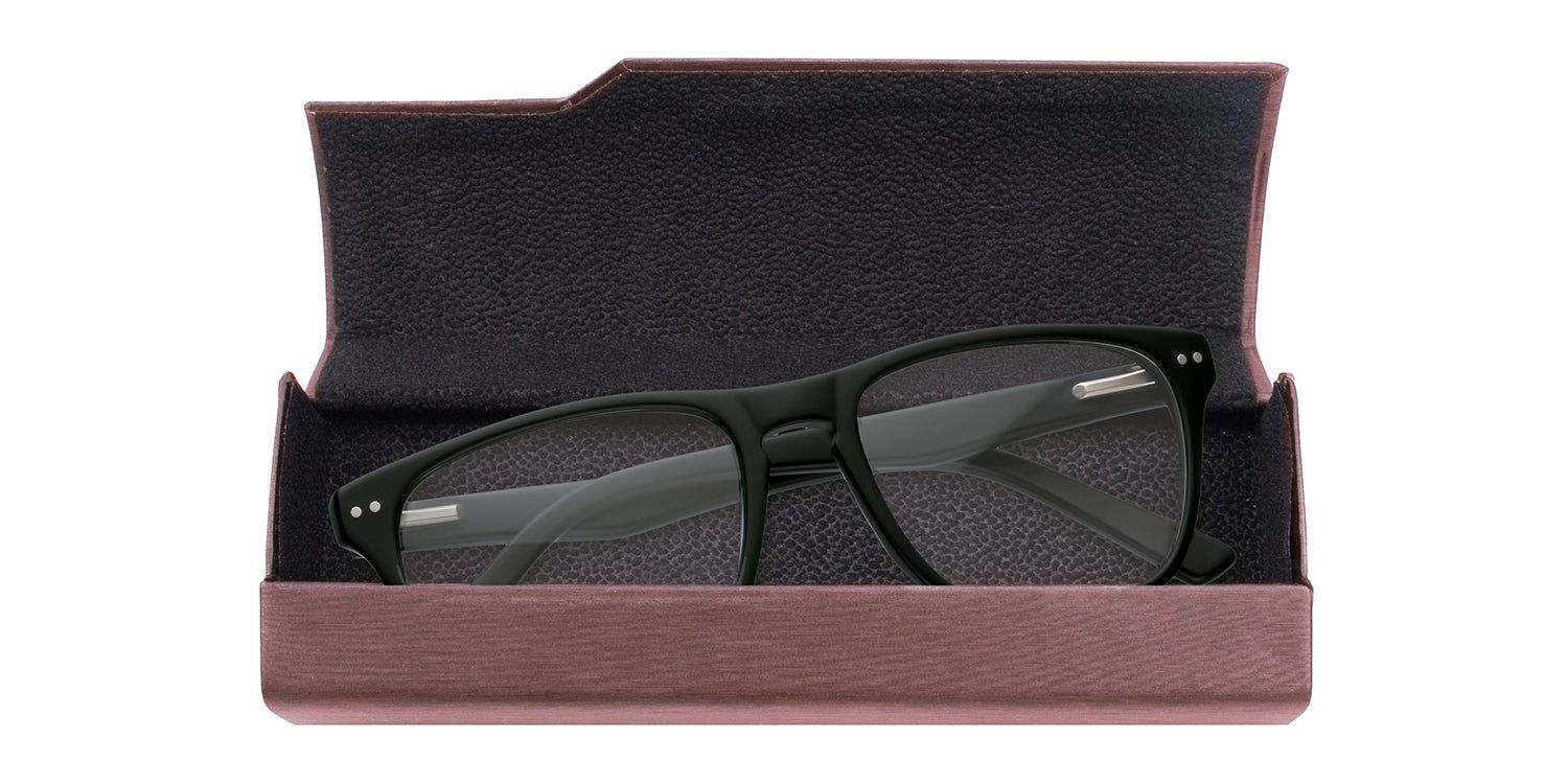 Custodia rigida aperta con occhiali. Occhiali neri con lenti rettangolari. Interno scuro.