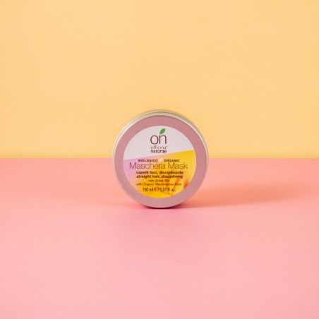 Barattolo rotondo con etichetta. Scritta: Officina Naturae, Maschera Mask, 150 ml. Sfondo rosa e giallo.