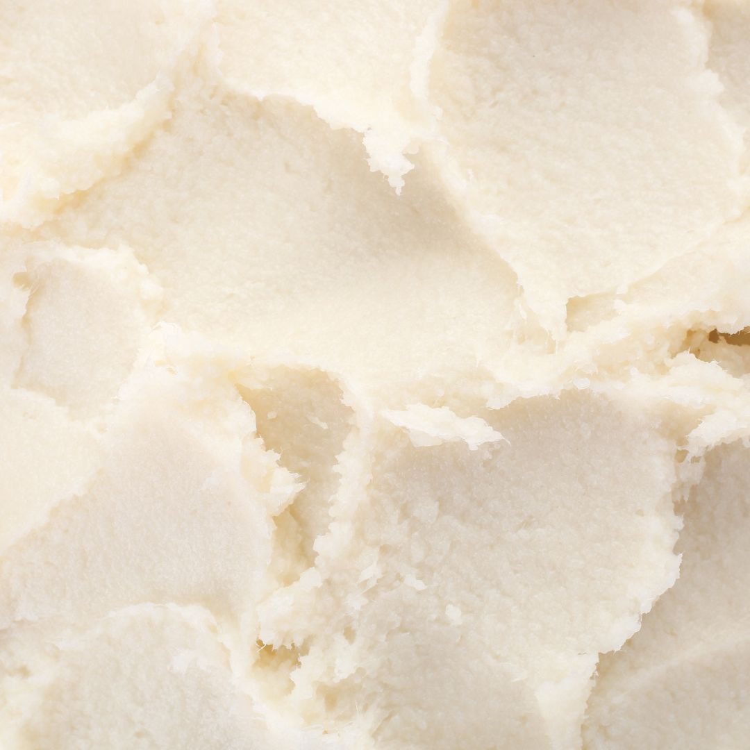 Primo piano di una sostanza cremosa bianca con una consistenza irregolare.