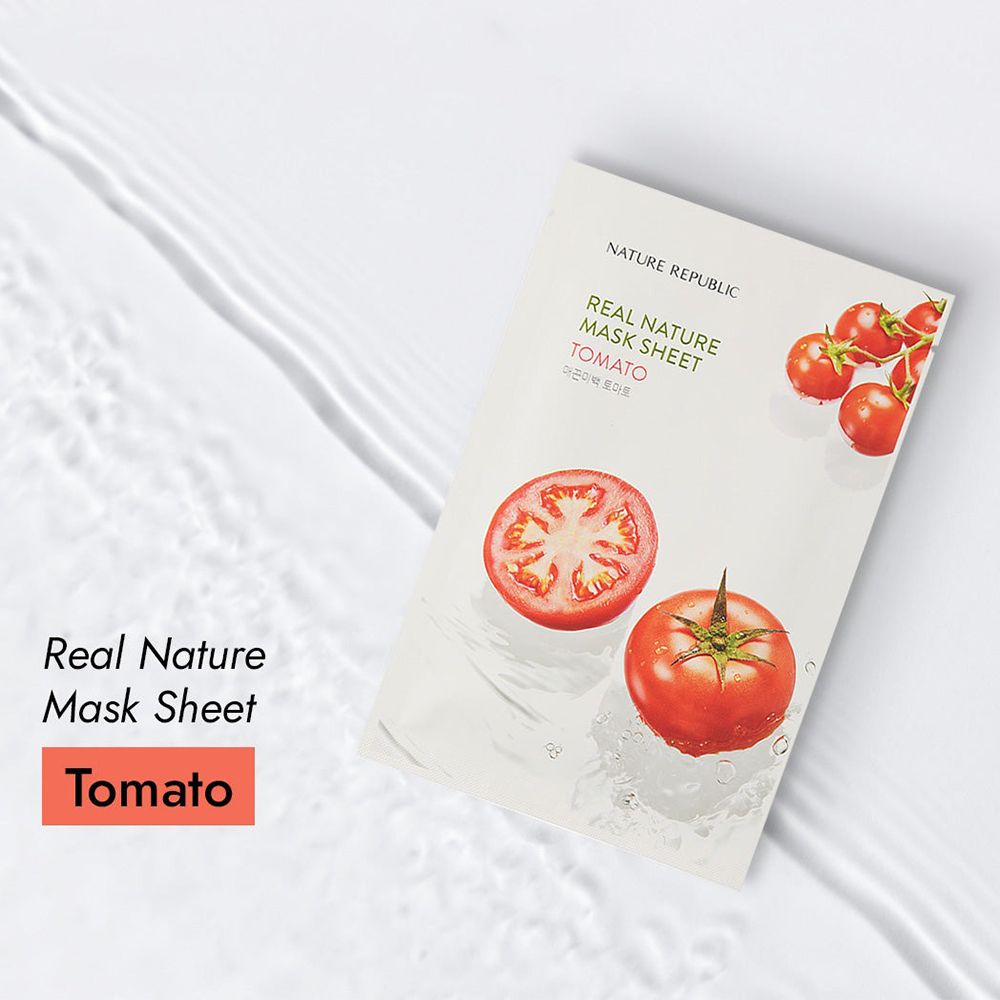 Confezione del prodotto con illustrazioni di pomodori. Scritta: REAL NATURE MASK SHEET, TOMATO. Sfondo con acqua.