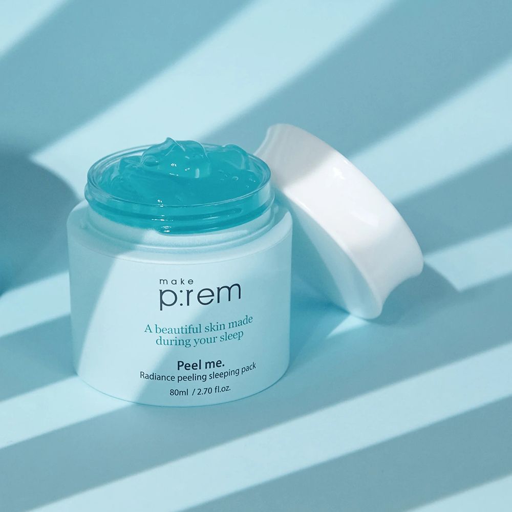 Barattolo azzurro aperto con gel blu. Scritta: make p:rem, Peel me. Radiance peeling sleeping pack. Coperchio bianco accanto.