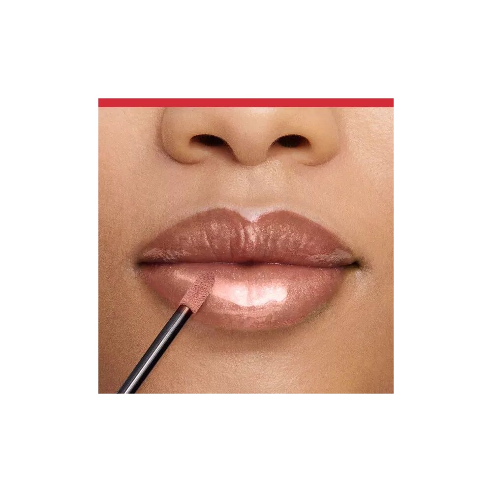 Primo piano di labbra con Gloss Fabuleux, tonalità 05. Applicatore in uso. Finitura lucida.