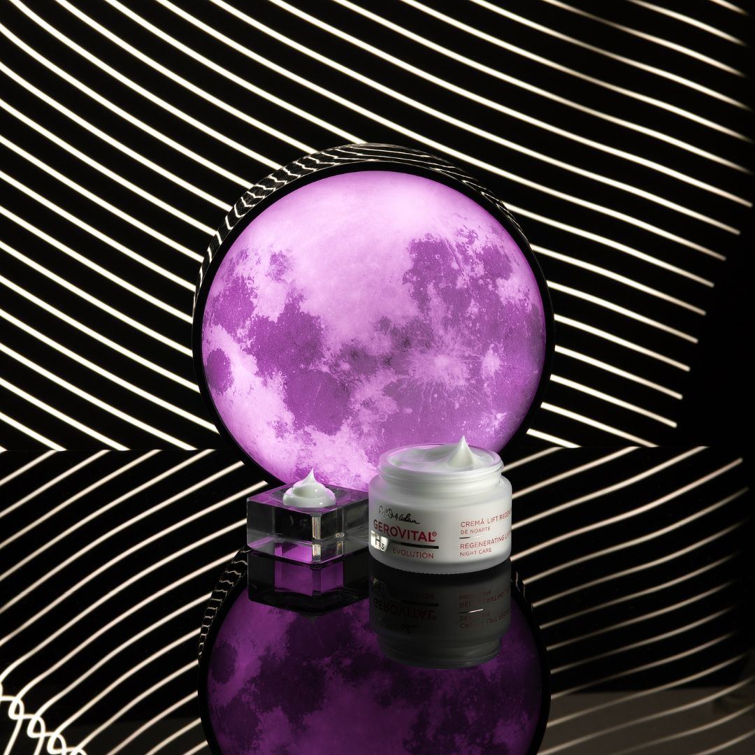 Vaso di crema su superficie riflettente. Sfondo: luna e strisce nere. Scritta: Gerovital.