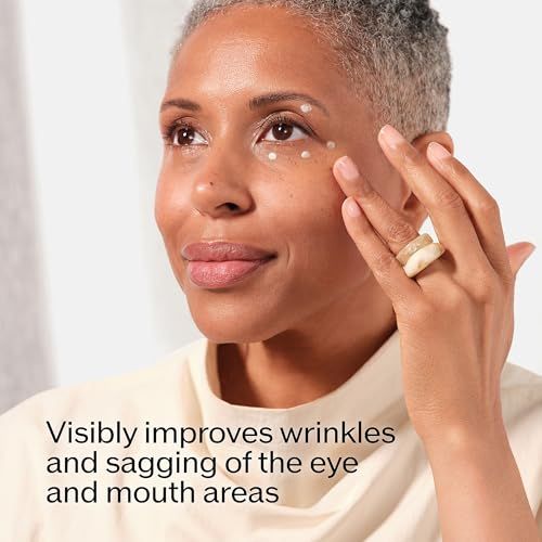 Donna con pelle chiara. Applica la crema sul contorno occhi. Migliora visibilmente le rughe e il rilassamento.