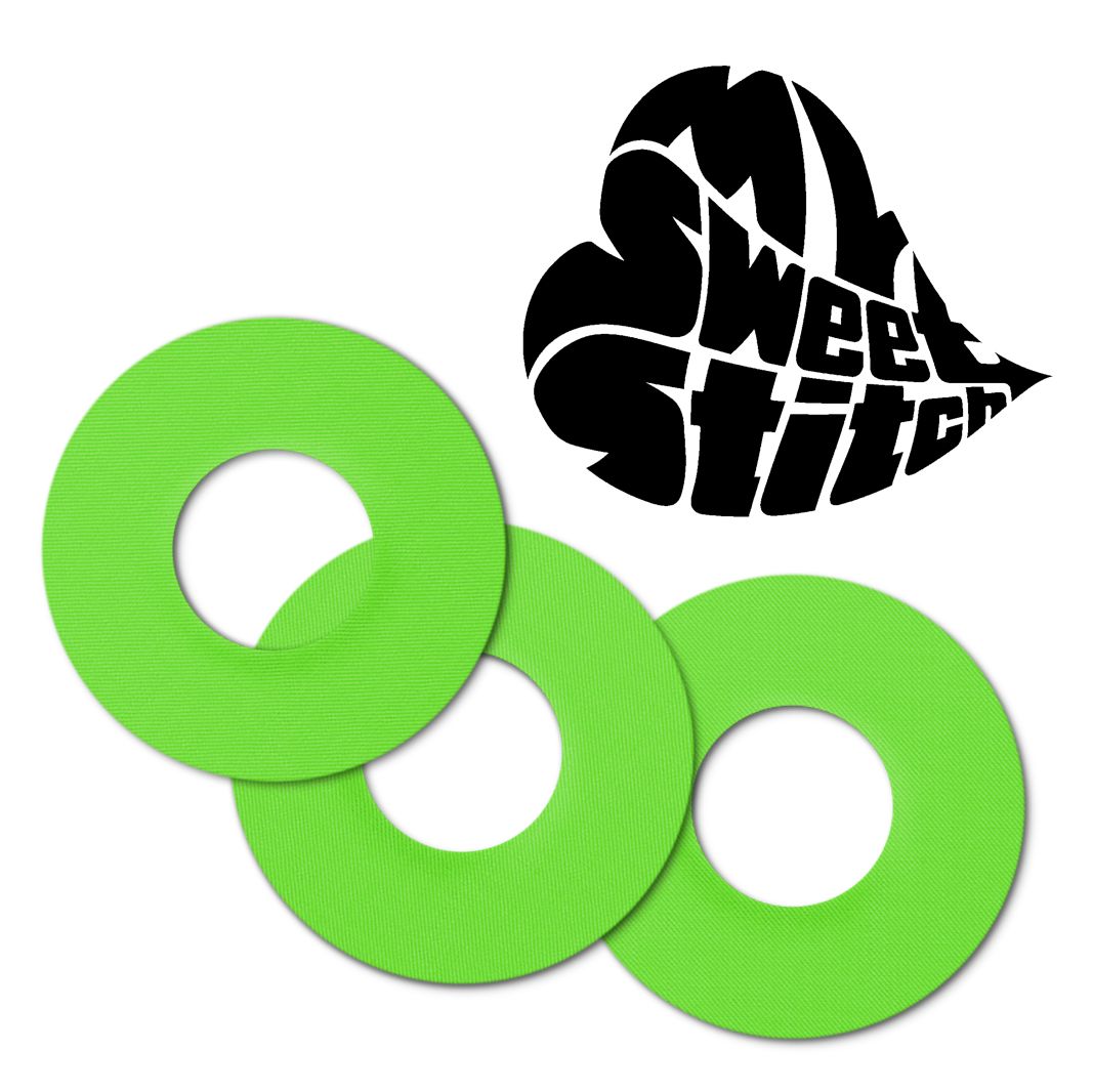 Tre anelli di fissaggio verdi, rotondi, con foro. Logo a forma di cuore.