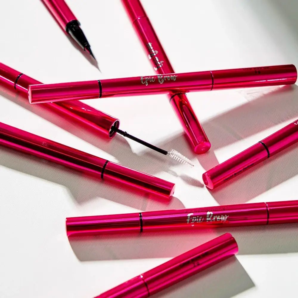 Diverse matite per sopracciglia rosa su sfondo bianco. Scritta « Epic Brow ». Alcune matite sono aperte, con spazzole visibili.