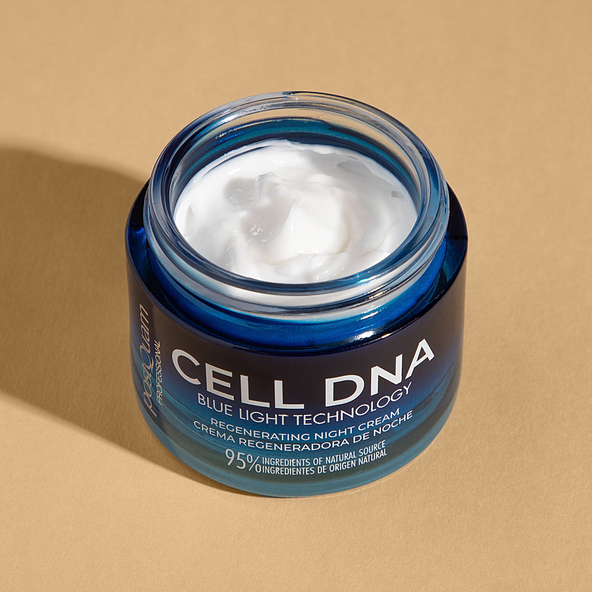 Vaso di crema aperto con crema bianca. Scritta CELL DNA, Blue Light Technology, Regenerating Night Cream. 95% ingredienti naturali.