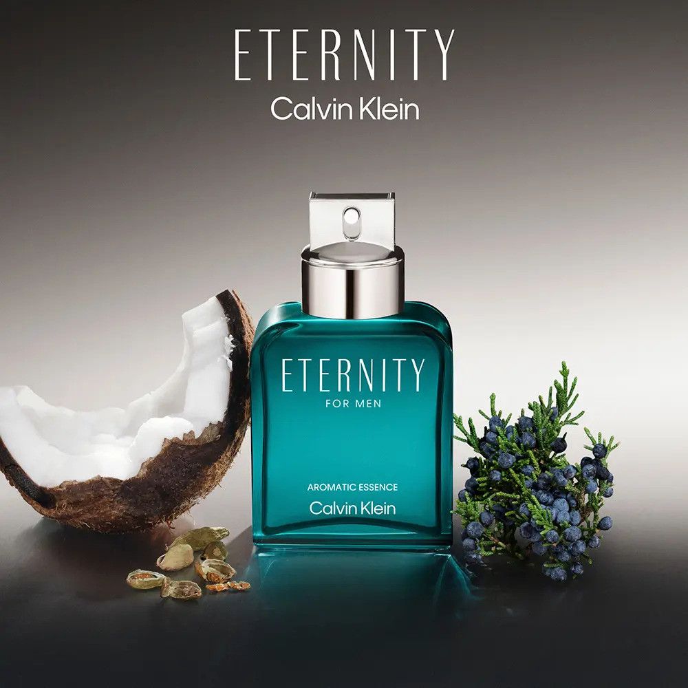 Flacone turchese con tappo argentato. Cocco, bacche e semi. Scritta: Eternity for Men Aromatic Essence.