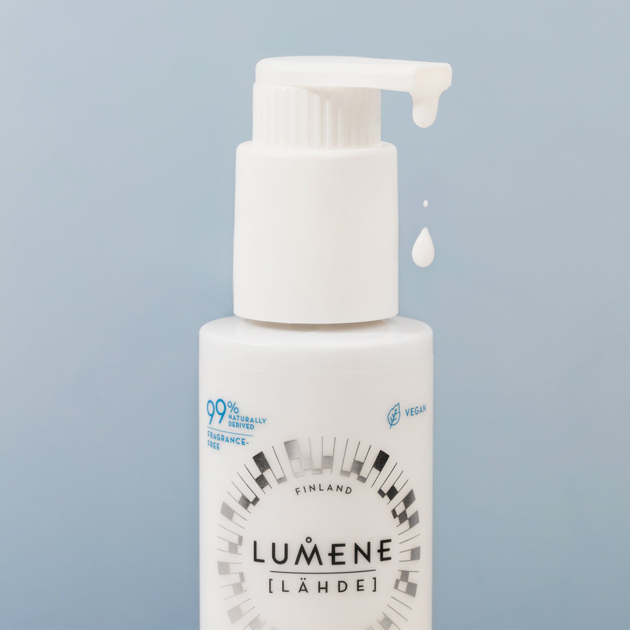 Primo piano di un flacone bianco con dosatore. Goccia d'olio. Scritta: Lumene Nordic Hydra Oat Milk Oil Cleanser. Vegano.