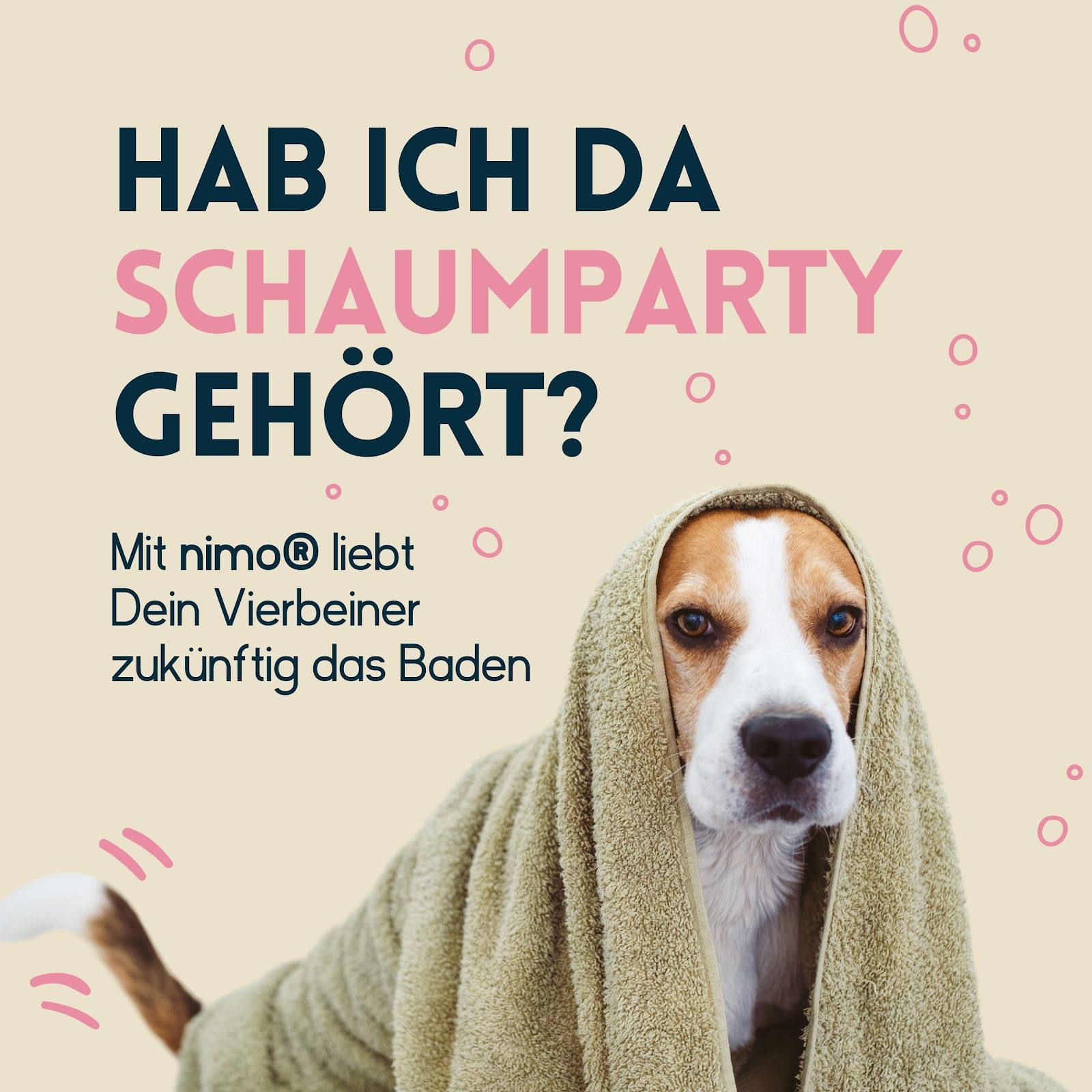 Cane avvolto in un asciugamano. Testo: "HAB ICH DA SCHAUMPARTY GEHÖRT?" e "Mit nimo® liebt Dein Vierbeiner zukünftig das Baden".