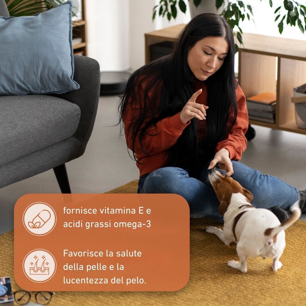 Donna e cane. Testo: Vitamina E e acidi grassi omega-3. Favorisce la salute della pelle e del pelo.