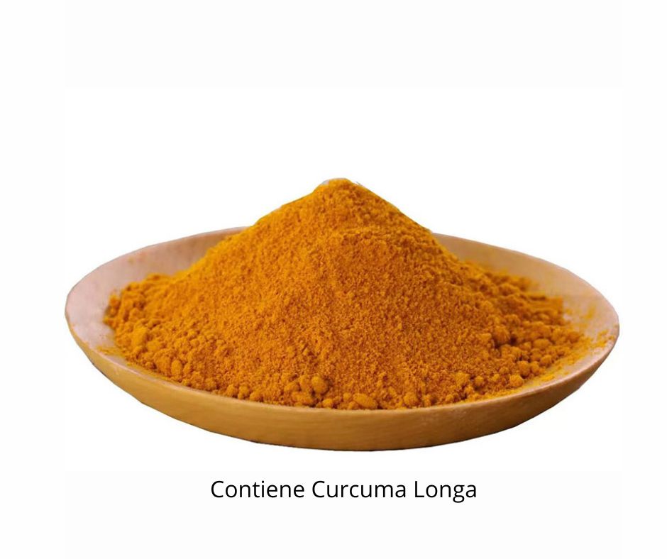 Cumulo di polvere di curcuma su un vassoio di legno. Testo: Contiene Curcuma Longa.