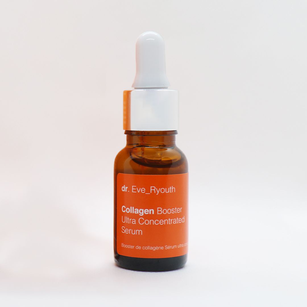 Flacone di vetro marrone con pipetta. Scritta: Collagen Booster Ultra Concentrated Serum. Su sfondo bianco.