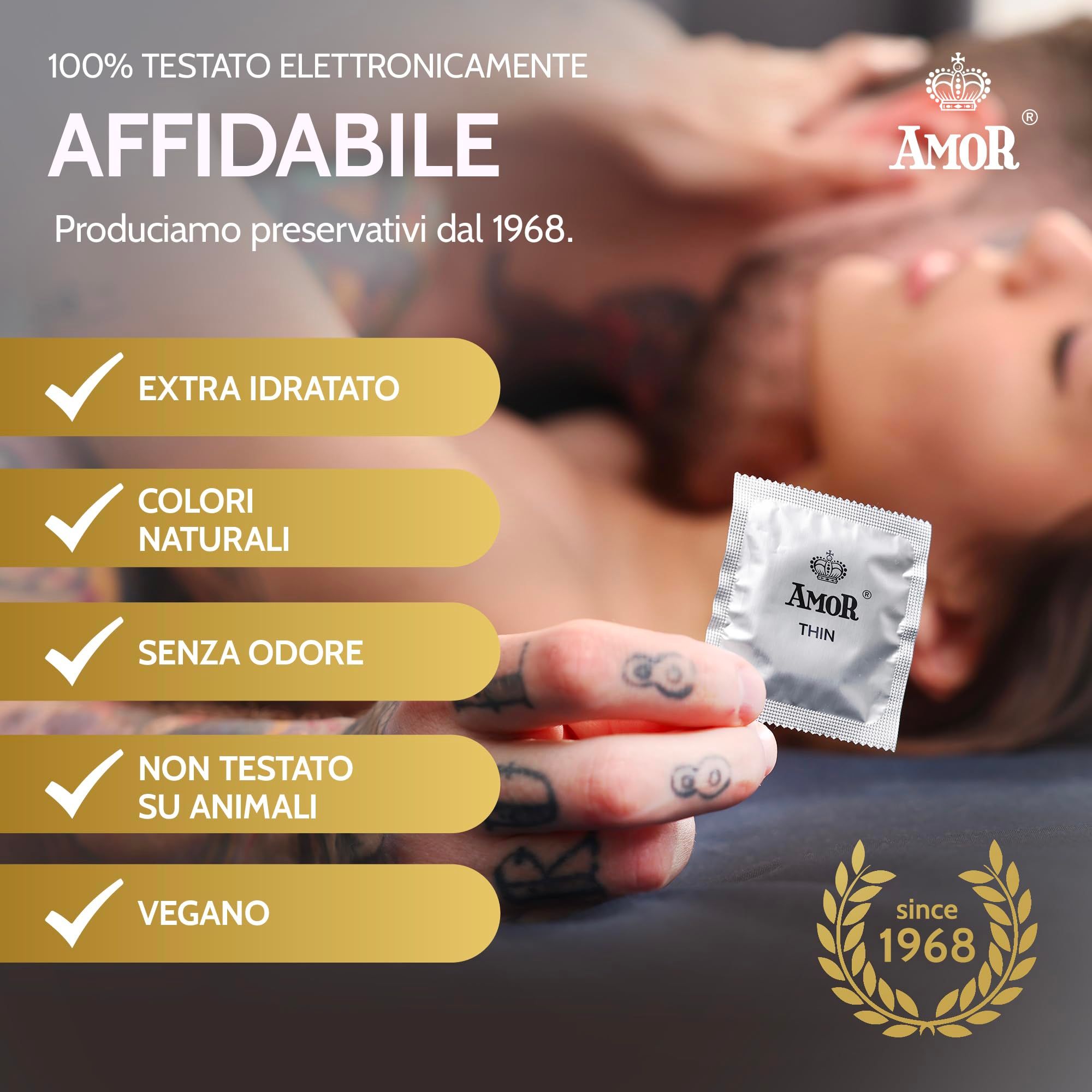 Una persona tiene in mano un preservativo Amor Thin. Punti elenco descrivono caratteristiche: extra idratato, colori naturali, senza odore, vegano, non testato su animali.