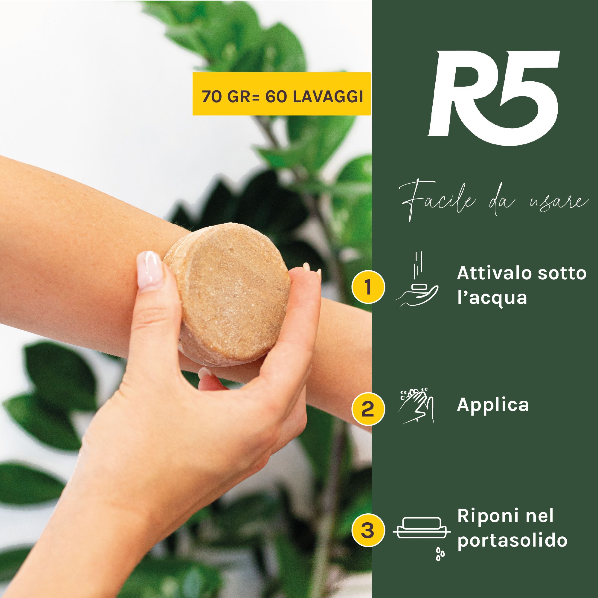 Mano che tiene una barra di scrub corpo rotonda sotto l'acqua corrente.