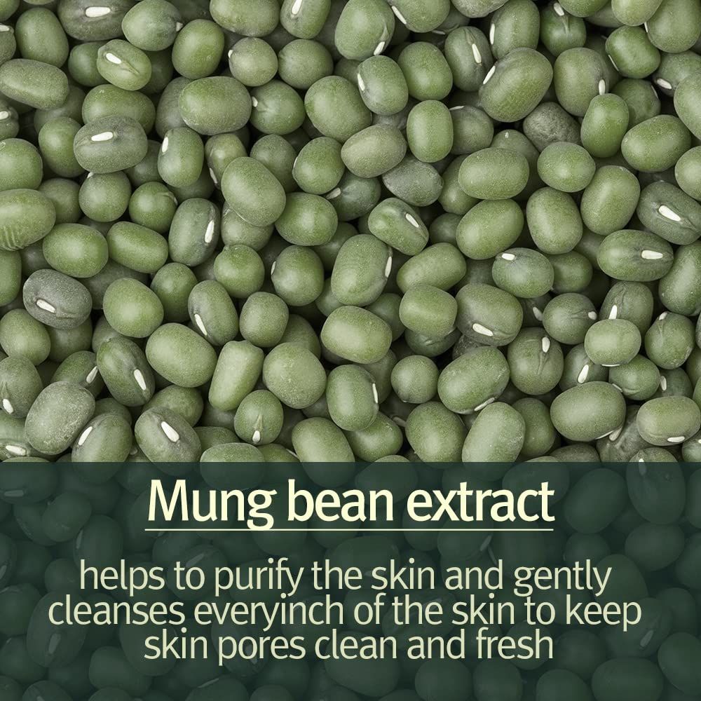Primo piano di fagioli mungo verdi. Testo: Mung bean extract helps to purify the skin and gently cleanses every inch.