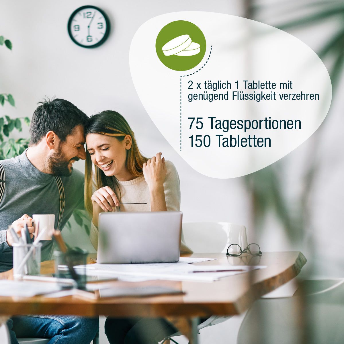 Coppia a tavola, laptop, tazza di caffè, occhiali. Testo: 75 porzioni, 150 compresse. 2 compresse al giorno.