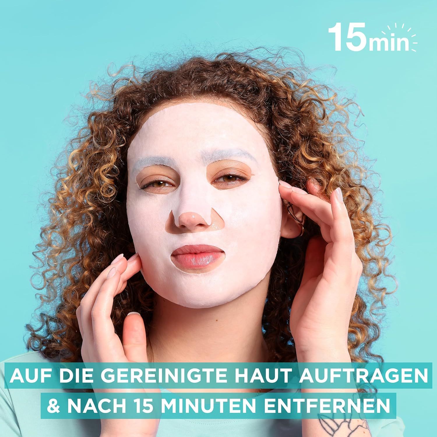 Donna con maschera viso. Tiene la maschera sul viso. Sfondo: azzurro.