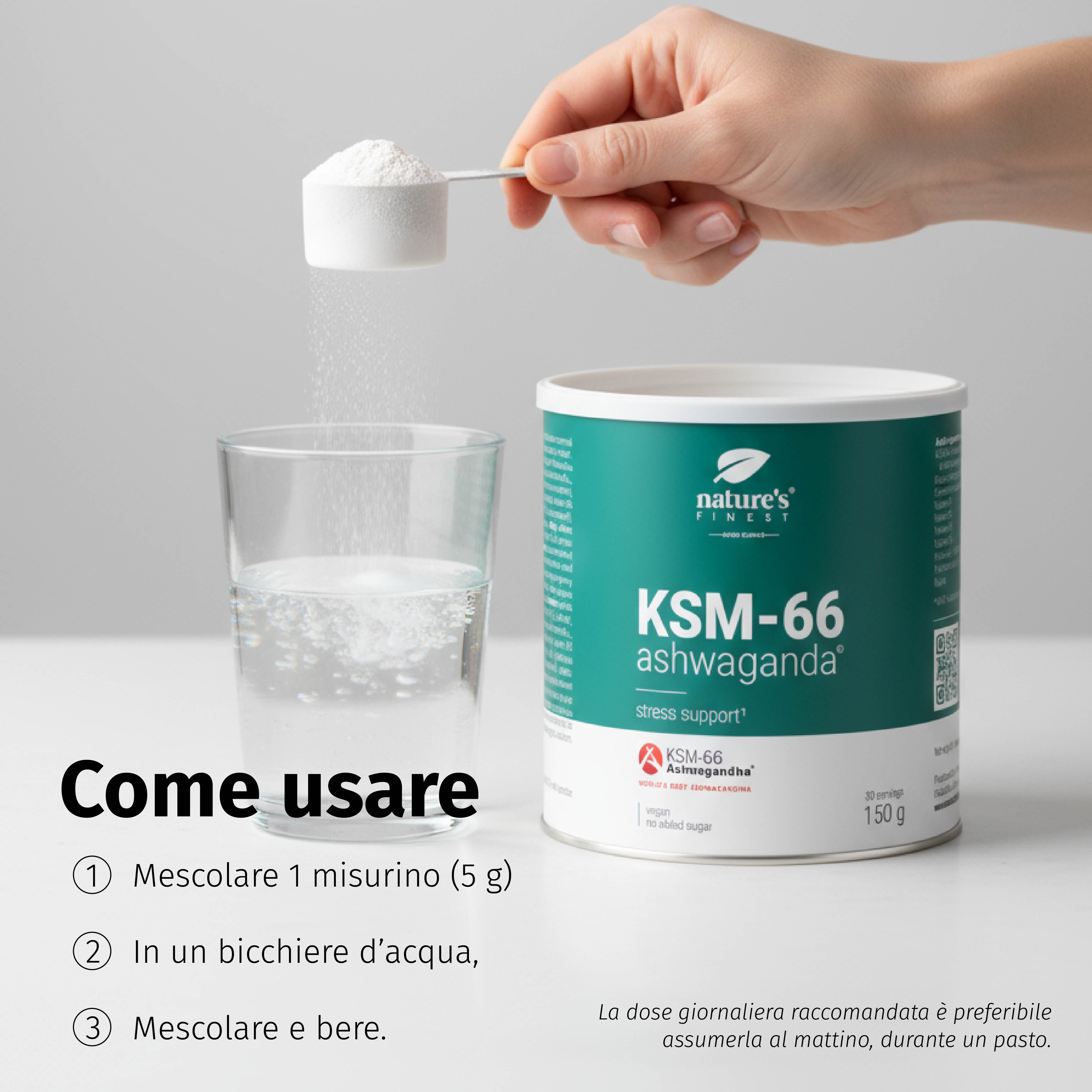 Mano versa polvere da misurino in bicchiere d'acqua. Barattolo KSM-66 Ashwagandha accanto. Testo: Come usare. Istruzioni: Mescolare, in acqua, bere.