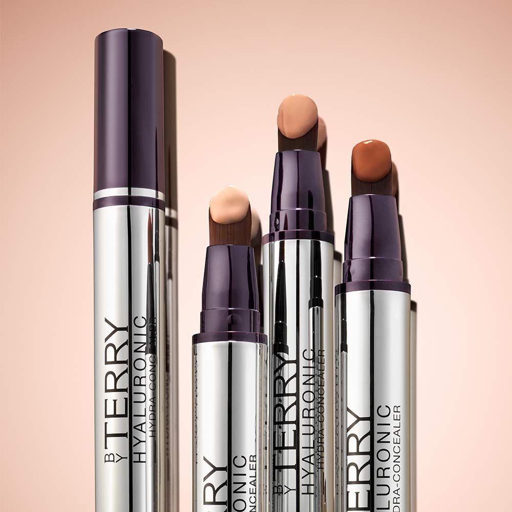 Più penne By Terry Hyaluronic Hydra-Concealer. Custodie argentate, dettagli viola.
