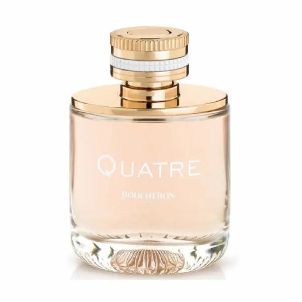 Flacone di profumo con tappo dorato e anello bianco. Scritta: Quatre, Boucheron. Liquido rosa.