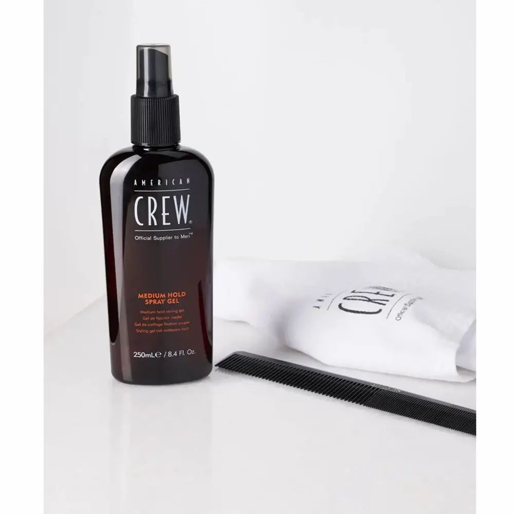 Flacone marrone con vaporizzatore. AMERICAN CREW, MEDIUM HOLD SPRAY GEL. Pettine e sacchetto con logo.