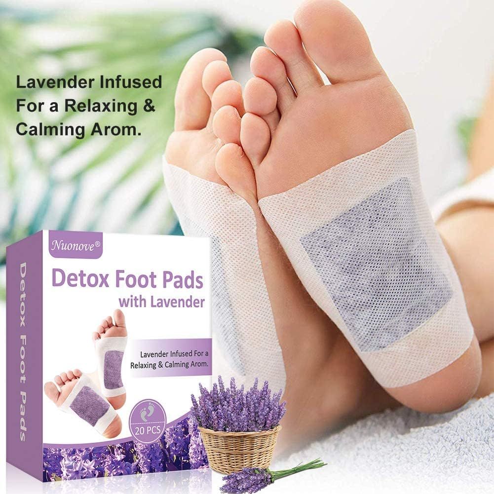 Piedi con cerotti Detox. Confezione sullo sfondo. Lavanda e testo: Detox Foot Pads with Lavender.