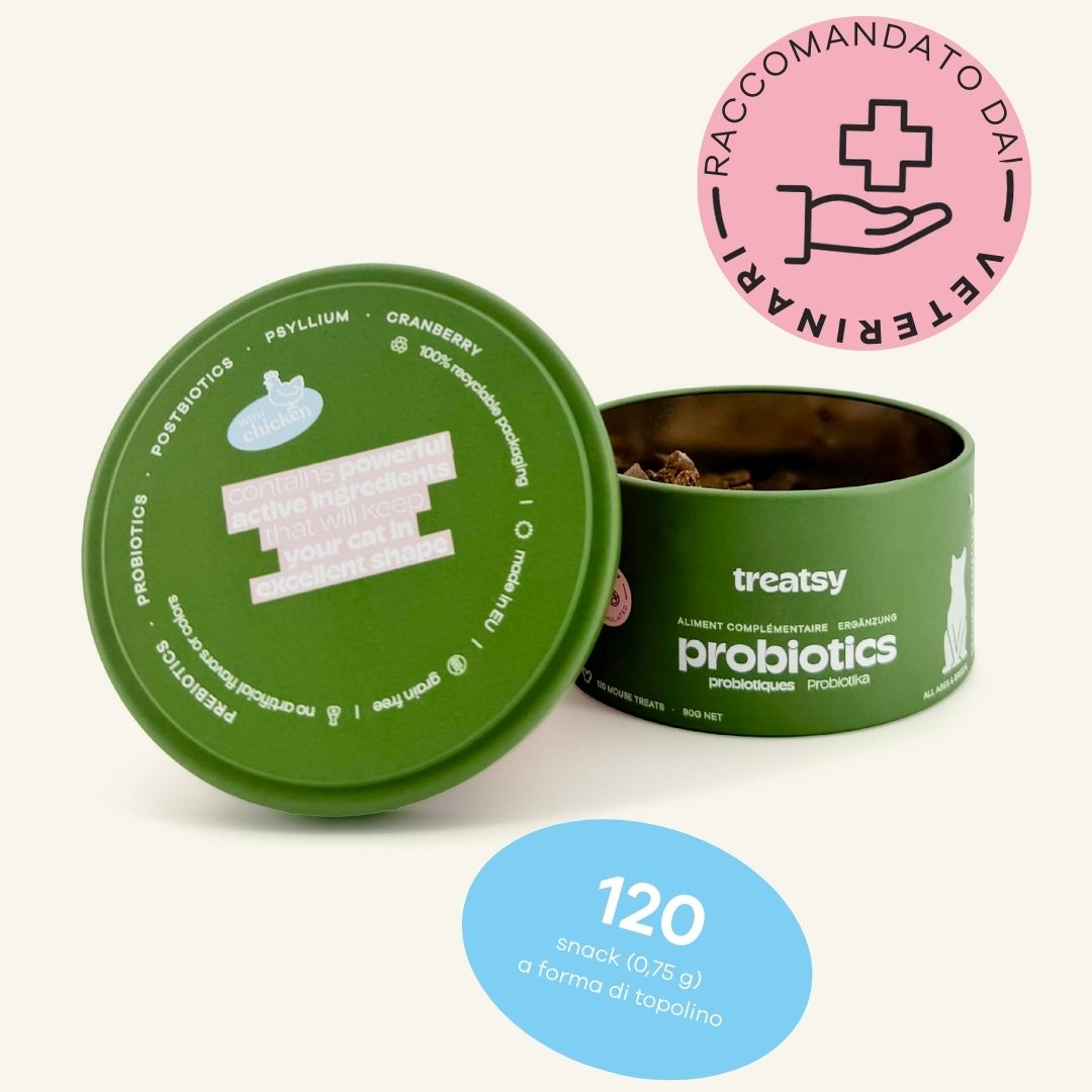 Barattolo verde con "Treatsy Probiotics". Adesivi con ingredienti e "Raccomandato dai veterinari".
