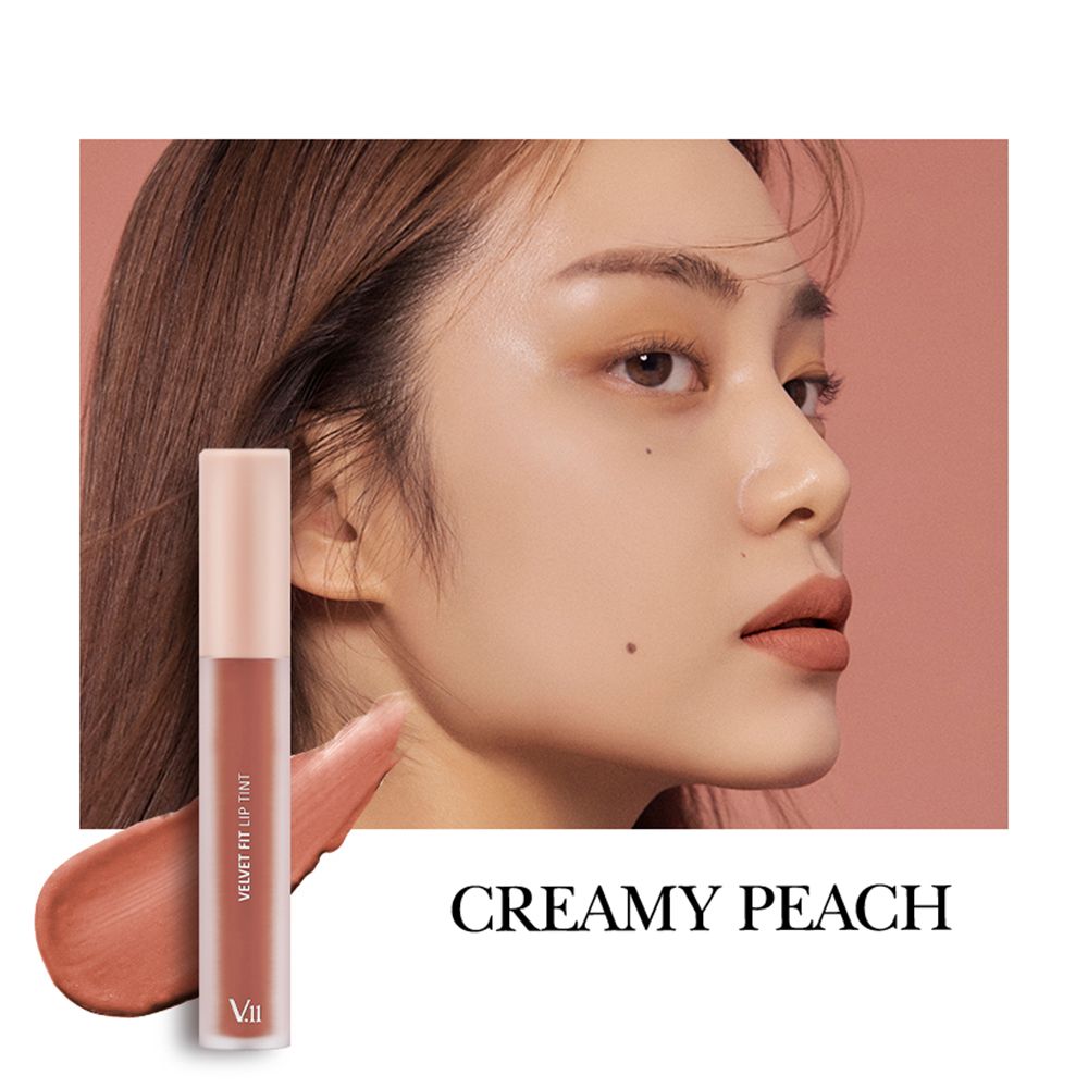Rossetto liquido Creamy Peach. Prodotto e campione di colore accanto al volto di una donna. Testo: Velvet Fit Lip Tint.