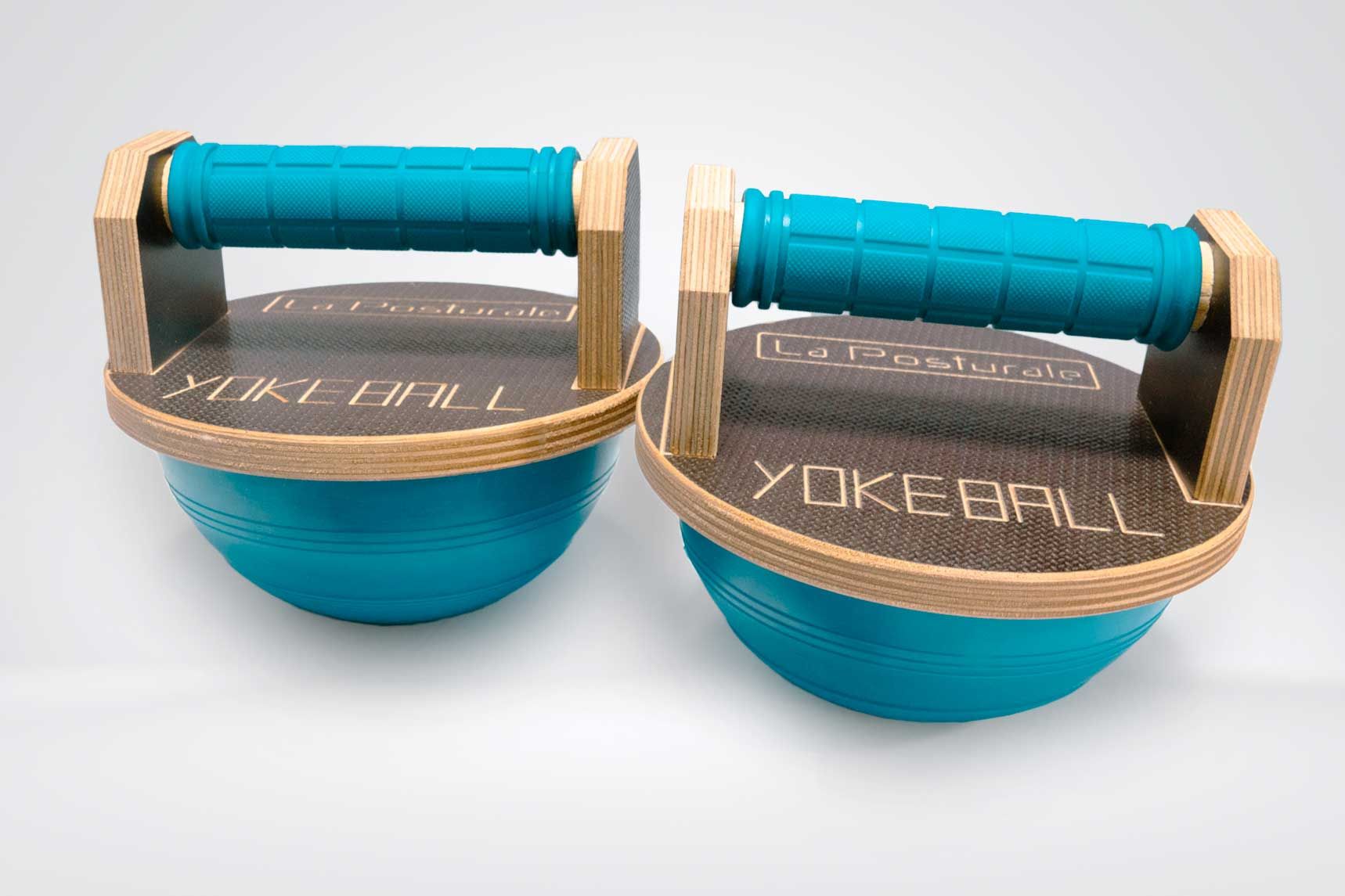 Due Yokeball blu con telai in legno e maniglie. "La Posturale YOKEBALL" è scritto sulle superfici.
