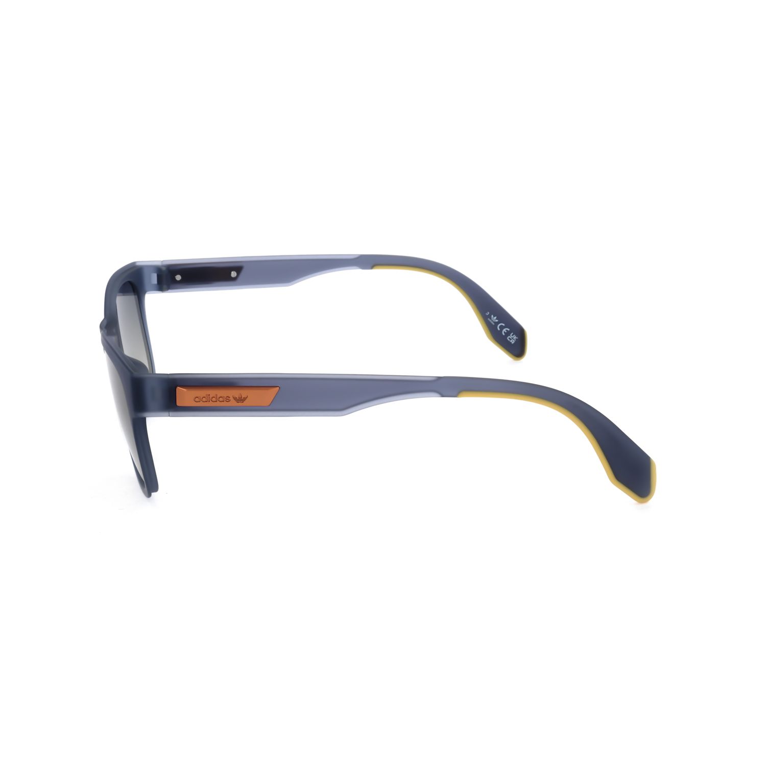 Occhiali Adidas grigi con dettaglio logo marrone e accenti gialli sulla stanghetta.