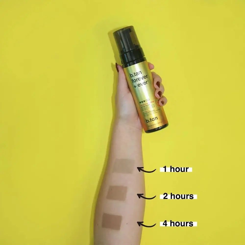 Braccio con tre test di autoabbronzatura. Testo: 1 ora, 2 ore, 4 ore. Flacone con confezione nera e oro. Testo: b.tan forever + ever.