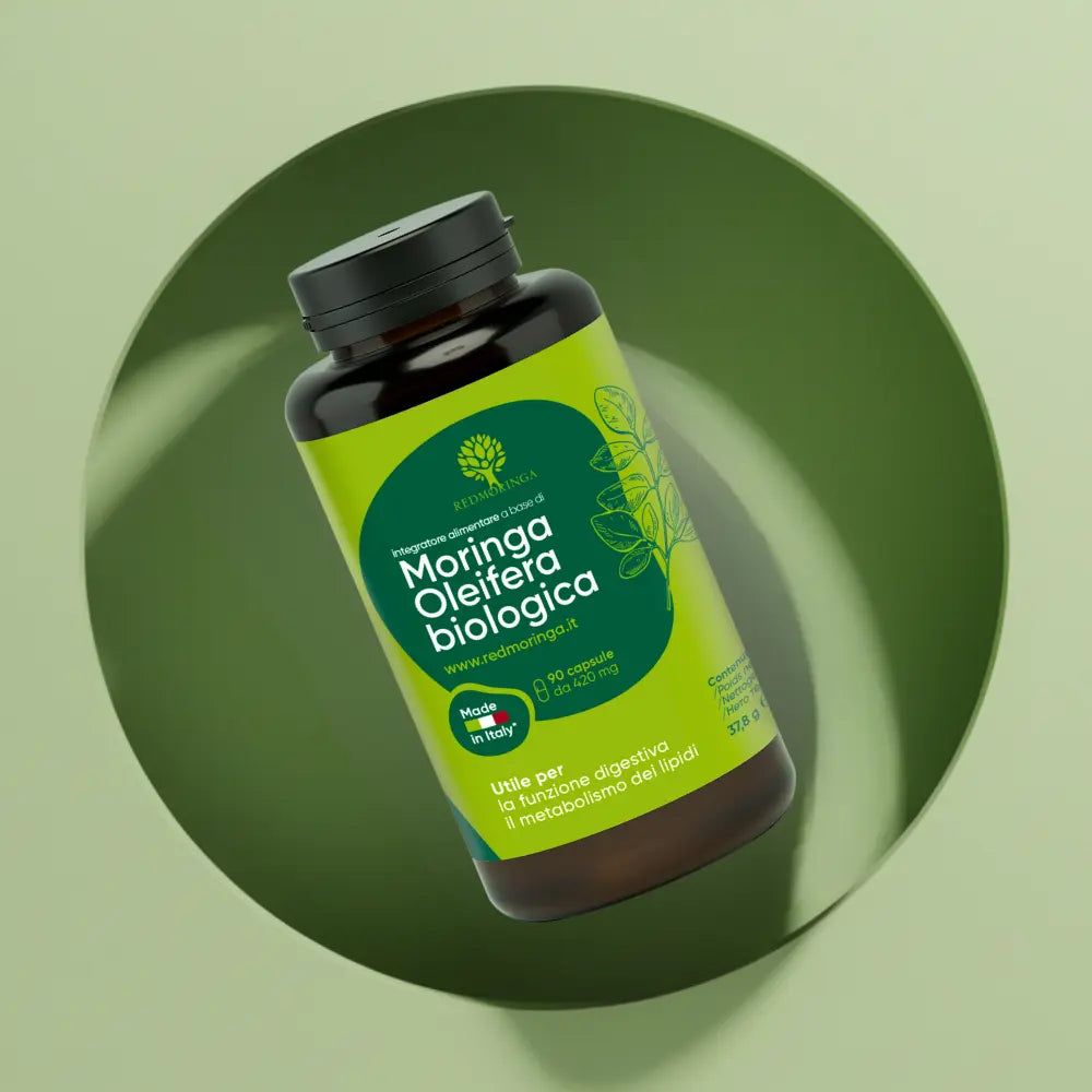 Bottiglia marrone con scritta verde: Moringa Oleifera biologica. 90 capsule. Made in Italy. Su sfondo verde.