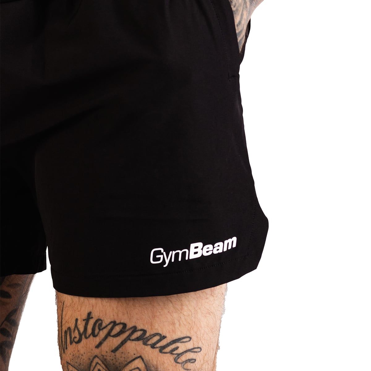 Vista dettagliata del logo GymBeam su pantaloncini da uomo neri.