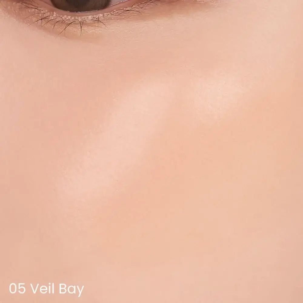Applicazione di fard sulle guance. Tonalità 05 Veil Bay. Texture rosa chiaro sulla pelle. Scritta "05 Veil Bay" in basso.