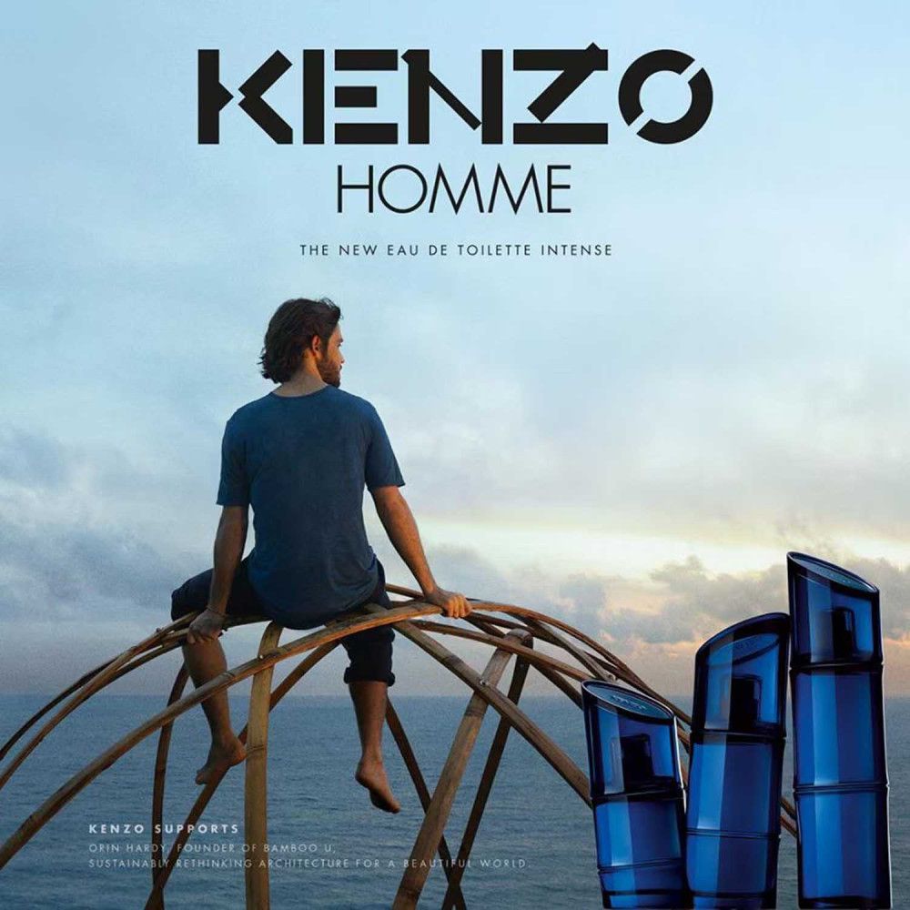 Uomo seduto su una struttura in legno, guarda il mare. Flaconi di profumo blu. Testo: Kenzo Homme, The New Eau de Toilette Intense.