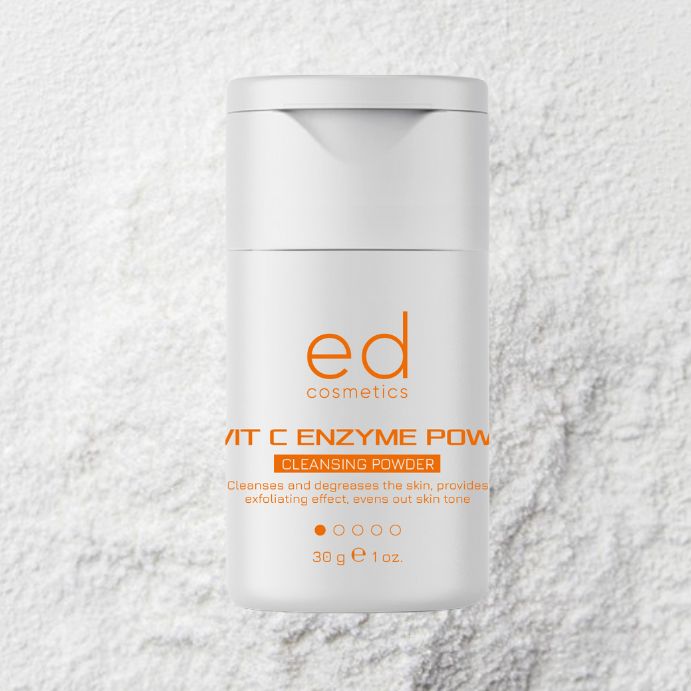 Flacone bianco su polvere bianca. Testo: ED COSMETICS, VIT C ENZYME POW, CLEANSING POWDER. 30g 1 oz.