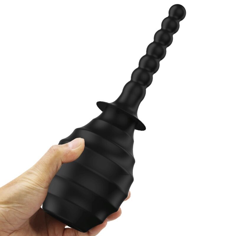 Mano che tiene un pulitore anale nero con corpo a coste e impugnatura perlata.