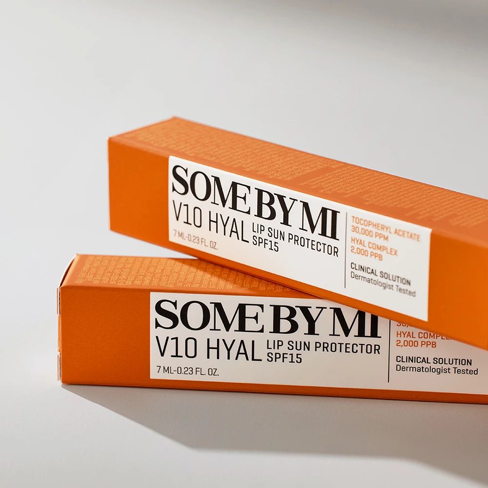 Due confezioni arancioni. Scritta: SOME BY MI V10 Hyal Lip Sun Protector SPF15. Testato dermatologicamente.